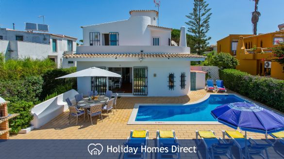 Villa Anderwood Private pool and dining area
