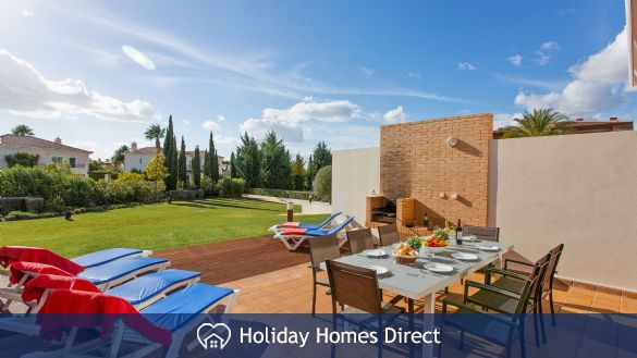 outdoor dining area in Casa Kerr on the Algarve