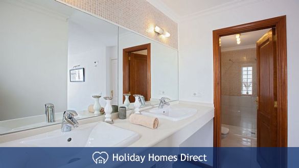 Villa Crusoe double sink bathroom in Lanzarote