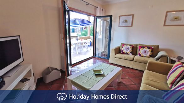 Livingroom with doors to the Veranda