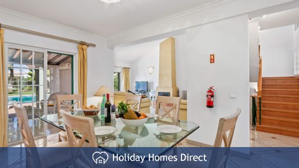 Villa Flora dining table on the Algarve 