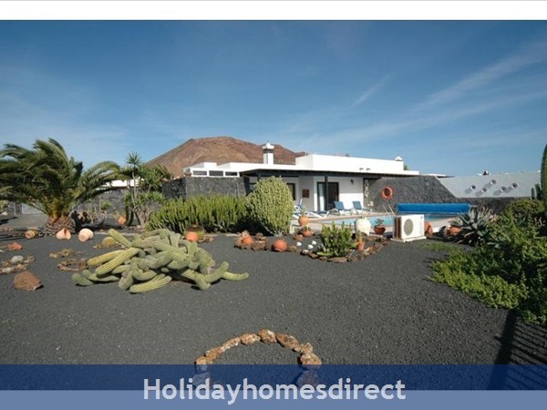 Villa Leona front garden in Lanzarote
