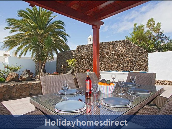 Villa Celeste dining table in Puerto Del Carmen 