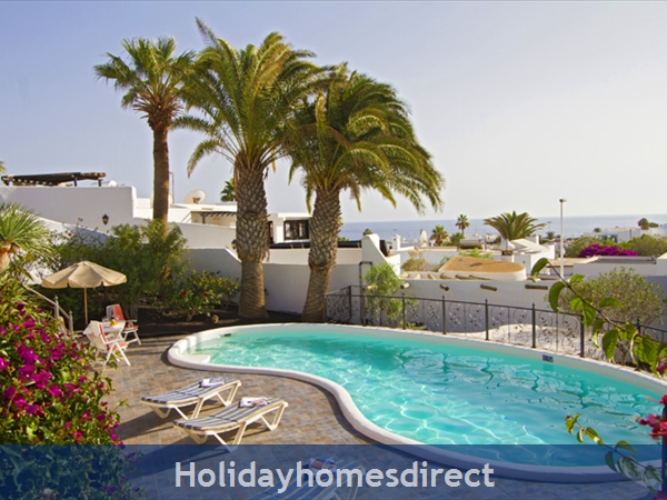 Villa Cancila Private swimming pool and sunbeds