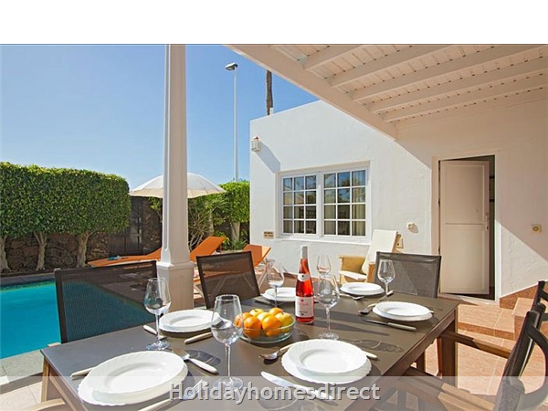 Villa Antares outdoor dining area