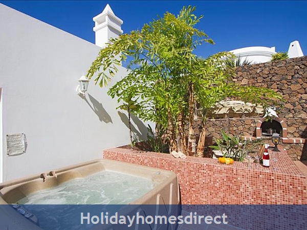Villa Antares private outdoor jacuzzi