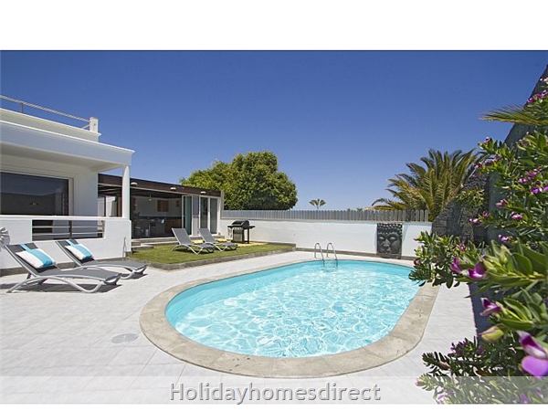 Villa Algeria Private swimming pool and sunbeds