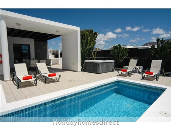 villa Carolina Private swimming pool and sunbeds